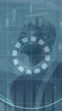 Afro-Amerikan iş adamı üzerinde veri işleme ve tarama animasyonu. küresel iş, teknoloji ve dijital arayüz kavramı dijital olarak oluşturulmuş video.