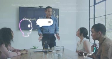 Adam AI başkanına JavaScript demo tanıtım ödülünü ve beyin ikonu tepkisini açıklamasını soruyor. Teknoloji, yenilik, işbirliği, modern, dijital, takım çalışması, fütürist