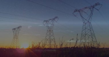 Güneş ufuk çizgisini geçerken gökyüzü değişirken güç kuleleri üzerinde sürüklenen dijital dalga formları başlıyor. Sanayi, manzara, teknoloji, dayanıklılık, enerji, fütürizm, manzara