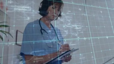 Klinisyen kalem ucunu panoya yerleştiriyor ve hasta notları yazarken holografik ızgarayı etkinleştiriyor. Tıbbi, klinik, geleceksel, teknoloji, sağlık, tanı, profesyonel