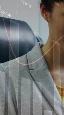 Tablet kullanan beyaz iş kadınının veri işleme ve diyagramlarının animasyonu. Küresel iş, teknoloji ve dijital arayüz kavramı dijital olarak oluşturulmuş video.