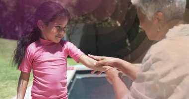 Kadın güneş kremini söküyor ve havuz tenleri için çocuğun koluna losyon sürüyor. Aile, cilt bakımı, hidrasyon, güvenlik, açık hava, boş zaman, kaynaşma