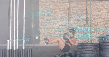 Beden eğitimi eğitmeni bosu üzerinde dengede duruyor, ilaç topu tutuyor ve gövdeyi çekirdek kuvveti için büküyor. Kuvvet eğitimi, çekirdek çalışması, fonksiyonel fitness, spor ortamı, atletik performans, denge egzersizi, dinamik hareket