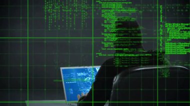 Kafkas erkek hacker 'ın dizüstü bilgisayar kullanarak veri işleme animasyonu. küresel çevrimiçi güvenlik, siber suç, bilgisayar, teknoloji ve veri işleme kavramı dijital olarak oluşturulmuş video.
