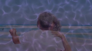 Kadın ve erkek, okyanus korkuluklarında hafif bir melodi dinleyip dans ederek seyahat reklamında romantizmi paylaşıyorlar. Romantizm, arkadaşlık, rahatlık, dinginlik, uyum, açık hava, manzara