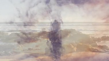 Duman, kayalık sahil seyahati pazarlamasında sarılan ve yürüyen çifti ortaya çıkarıyor. Deniz manzarası, romantizm, macera, sükunet, minimalist, doğa, bağlantı