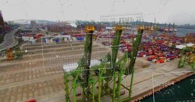 Statik hava görüntüsü, sayısal veri ızgarasını canlandırırken üç yeşil vinç üzerinde örtüşüyor. Sanayi, lojistik, teknoloji, ulaşım, veri görselleştirme, altyapı, makine