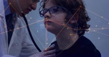 Doktor eldivenleri yıkıyor. Kalp muayenesi için çocuğun göğsüne steteskop yerleştiriyor. Tıbbi, sağlık, profesyonellik, teknoloji, sağlık, analiz, teşhis