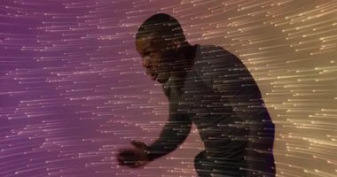 Erkek oyuncu kaş kalkanı hafif çizgilerle koşan spor eğitiminde hızla koşuyor. Dayanıklılık, canlılık, hareket, çeviklik, performans, hız, dinamizm