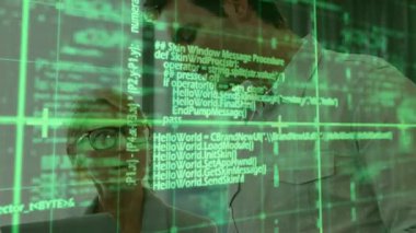 HelloWorld koduna bakan kıdemli geliştirici, dizüstü bilgisayarı dinletme güncellemesi olarak üstüste bindi. İşbirliği, teknoloji, yenilik, dijital, uzmanlık, profesyonel, modern