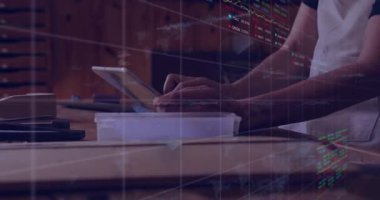 Zanaatkar tableti aktif hale getirirken borsa tabletleri borsa batışını takip ediyor. Teknoloji, yenilik, dijital, analitik, çalışma alanı, modern, profesyonel