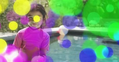 Çocuk, güneş gözlüklerine boş vakitlerde bakıyor. Gölge kabarcıkları için çerçeveleri buruna kaldırıyor. Gençlik, eğlence, neşe, coşku, açık hava, yaz, masumiyet.