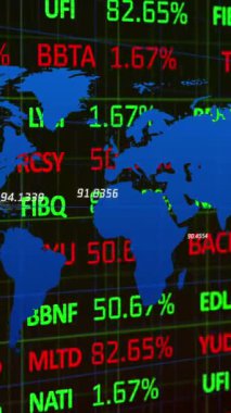 Dünya haritası ile değişen numaraların animasyonu ve veri işleme. küresel veri işleme ve dijital arayüz konsepti dijital olarak oluşturulmuş video.