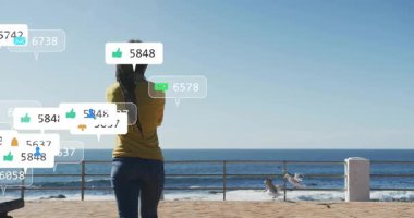 Tahta kaldırımdaki kadın, kollarını açmış pazarlama için yürümeye, dönüşe geçen sosyal simgeler gibi. Deniz kenarı, dijital, yaşam tarzı, modern, canlı, bağlantı, açık hava