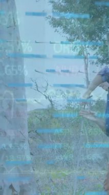 Ağaç kesen beyaz işçilerle ilgili finansal veri işleme animasyonu. Küresel finansman, iş ve dijital arayüz kavramı dijital olarak oluşturulmuş video.