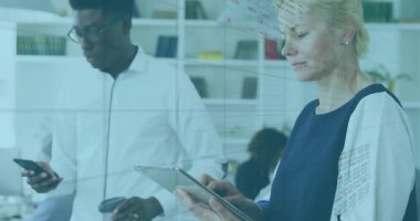 Yetişkin bir kadın tableti tıklatıyor ve saydam duvarlarda iş çizelgeleri gösteriyor, eğilimleri gözden geçiriyor. Teknoloji, profesyonel, veri görselleştirme, işbirliği, modern, üretkenlik, kurumsal