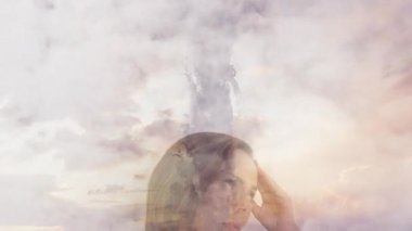 Pazarlama reklamı, gökyüzü birleşen su bulutu, saç tarayan ve şakak ovuşturan kadını gözler önüne seriyor. Rüya gibi, düşünceli, ruhani, sanatsal, dingin, içsel, soyut