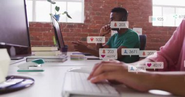 Telefonu arayan bir adam, masa başında yazı yazan bir iş arkadaşı, iş anlaşmasını takip eden yüzen rozetler üreten biri. İşbirliği, iletişim, üretkenlik, modern, çalışma alanı, dijital, takım çalışması