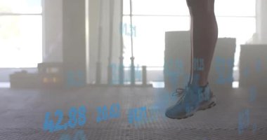 Kadın sporcu, dokulu zemin üzerinde zıplıyor, performans ölçümlerini takip ediyor, spor salonunda ip atlıyor. Fitness, dayanıklılık, hareket, performans, eğitim, atletizm, sağlık