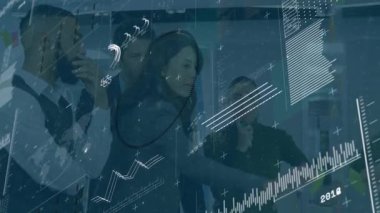 İş arkadaşları cam dokunmatik ekranın etrafında sürgülü sürgülü holografik grafikleri finans incelemesi için sürüklüyorlar. Teknoloji, yenilik, işbirliği, veri analizi, fütüristik, iş büyümesi, dijital arayüz