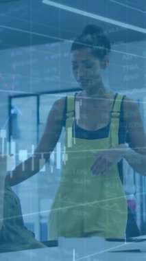 İş kadınları finansal veriler ve borsa çizelgesi animasyonu üzerinde tartışıyor. finans, analiz, şirket, ekonomi, takım çalışması, toplantı