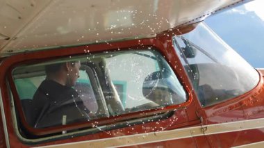 Pilot, kokpit panelini taradıktan sonra taksiden önce boyunduruğu test ederken gaz karıştırma kollarını ayarlıyor. Havacılık, kokpit, uçak, uçuş, macera, navigasyon, yükseklik