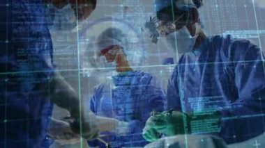 Dijital kod, odaklanarak cerrahi ekibe forseps kullanarak yol gösteriyor, kesikler açıyor, dikiş yaralarını dikiyor. Tıbbi, takım çalışması, kesinlik, teknoloji, yenilik, sağlık hizmeti, klinik