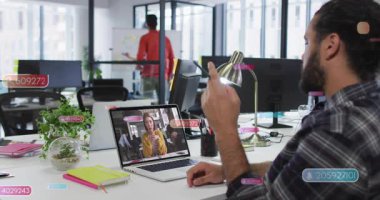 Çalışanların iş görüşmeleri sırasında veri etiketlerini ve sayısal örtüşmeleri etkinleştiren uzaktan meslektaşlarını selamlaması. İşbirliği, takım çalışması, dijital, iletişim, teknoloji, üretkenlik, modern