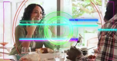 Yuvarlak AR kaplaması kadının yemek teknisyenliği testinde küçük parçaları kaldırmasına ve gülmesine neden oluyor. Artırılmış gerçeklik, yemek, çift, teknoloji, iletişim, ilişki, yaşam tarzı