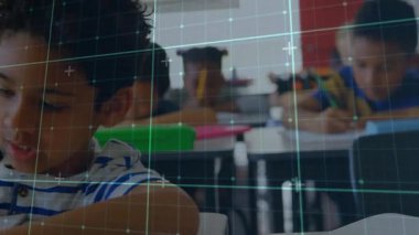 Çocuk çalışma kağıdını şeffaf bir kılavuz sınıf dersi olarak masada yazıyor. Öğrenme, eğitim, çocukluk, konsantrasyon, okul, öğrenim, odaklanma