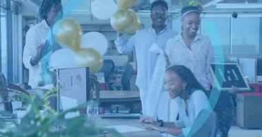 İşçi baro çizelgesini onur madalyası olarak yazarak dijital yüzüklerin teknoloji takımını doldurmasına neden oluyor. Kutlama, takım çalışması, başarı, ofis, modern, dijital, başarı