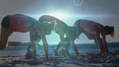 Gün batımında sahilde yoga yapan çeşitli kadınlarla olan bağlantıların animasyonu. spor aktif yaşam tarzı, bağlantılar, teknoloji ve dijital arayüz konsepti dijital olarak oluşturulmuş video.