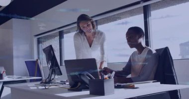 Dizüstü bilgisayarda yazıp yüzen dalga kodunu etkinleştiren analist teknolojik veri gözden geçirmesini sağlıyor. İşbirliği, teknoloji, veri görselleştirme, yenilik, çalışma alanı, profesyonellik, dijital arayüz