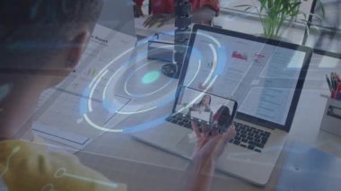 Doktorlara bakmak, akıllı telefonu seçmek, verileri hologram halkaları gibi inceleyen iş adamı. Teknoloji, dijital, fütüristik, işbirliği, yenilik, iletişim, iş istasyonu