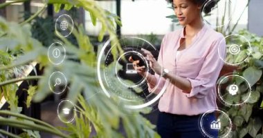 Serada akıllı telefonları dinleyen bir kadın veri analizi için holografik teknoloji simgelerini etkinleştiriyor. Gelecekçi, yenilikçi, teknoloji, doğal, çevre, profesyonel, şık