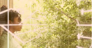 Ahşap duvara yaslanmış bir kadın başını kameraya çeviriyor ve AR ızgarasını yeşilliğe çeviriyor. Teknoloji, yenilik, doğa, açık hava, fütürizm, görsel efektler, bağlantı