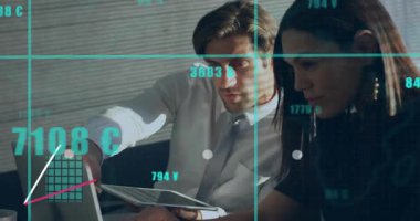 Erkek tıkırtı tableti, kadın meslektaşı dizüstü bilgisayara yaslanırken finans tabletlerini etkinleştirirken içgörüyü açığa çıkarıyor. Kurumsal, takım çalışması, analitik, iş, strateji, dijital, profesyonel