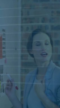 Borsa veri işleme animasyonu notlar üzerinde tartışan çeşitli erkek ve kadınlar üzerinde. Bilgisayar arayüzü ve iş veri teknolojisi kavramı