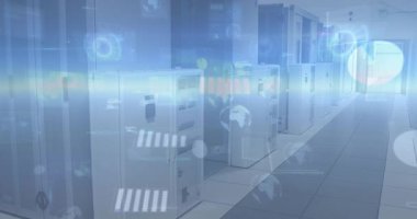 Başlangıçta veri gösteren sunucu raflarında, dünya simgeleri performans izleme için dönen grafikler yükseliyor. Teknoloji, siber güvenlik, dijital, yenilik, analitik, bağlantı, fütürist