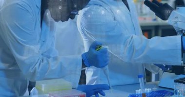 Elektronik pipet seçiyor, kadın laboratuvar analizi için yanıp sönerken borulara giriyor. Bilim, araştırma, yenilik, teknoloji, işbirliği, kesinlik, laboratuvar