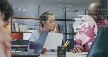 İş kadını günlük kıyafet analizi raporları ofiste dizüstü bilgisayarda, dijital harita kaplamalı. İşbirliği, strateji, yenilik, profesyonel, teknoloji, takım çalışması, iletişim