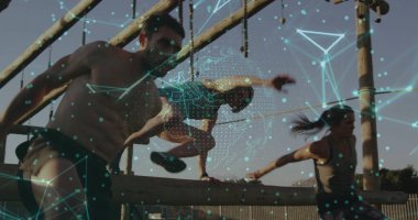 Gömleksiz bir adam halat pazarlığı yapıyor, ağ kaplamalı engelli parkurlarda kirişler yapıyor, uzayı kopyalıyor. Spor, açık hava, macera, teknoloji, takım çalışması, esneklik, atletizm