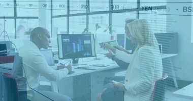 Tablet ve not defteriyle, modern ofisteki üç meslektaşın bilgisayar monitöründeki çizelgeleri gözden geçiriyor. Profesyonel, işbirliği, veri analizi, şehir ofisi, modern çalışma alanı, takım çalışması, kurumsal çevre