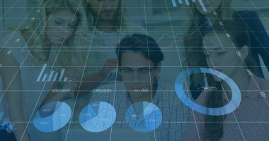 Uzmanların konferans masasında dizüstü bilgisayardaki verileri analiz etmesi, pasta kuyruğu ve bar grafikleriyle. İşbirliği, takım çalışması, analitik, dijital, iş dünyası, modern, tartışma