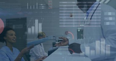 Mavi önlüklü hemşire klinik masasında dosya dosyasını ve danışmanlık doktorunu teslim ediyor, dijital çizelgeler. Tıbbi ekip, sağlık, dijital teknoloji, takım çalışması, klinik çevre, hasta bakımı, profesyonellik