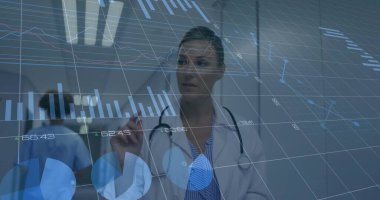 Steteskop kullanan kadın hekim hastane koridorunda dosya düzenliyor. Tıbbi, sağlık, teknoloji, analitik, profesyonellik, yenilik, hastane