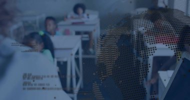 Sınıfta beş öğrenciye rehberlik eden öncü kadın eğitmen, not defterleri ve dünya haritası ile birlikte. Eğitmen, öğrenme, dijital, teknoloji, eğitim, gelecek, yenilik