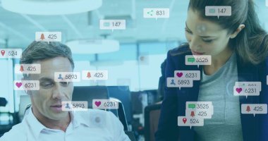 Ofisteki iş arkadaşları tebligat simgeleriyle birlikte masadaki laptop ekranını inceliyor. İşbirliği, takım çalışması, üretkenlik, dijital, analitik, yenilik, çağdaş