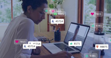 Not alıyorum, meslektaşım ofis masasındaki çağrıya katılıyor, dizüstü bilgisayar simgeleriyle, kopyalama alanıyla. İşbirliği, çalışma alanı, profesyonel, iletişim, modern, üretkenlik, kentsel