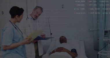 Beyaz önlüklü bir doktor ve önlüklü bir hemşire hastayı muayene ediyor. Tıbbi, sağlık, klinik, teşhis, profesyonel, tedavi, hasta bakımı